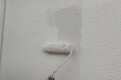 外壁塗装　ひたちなか市モルタル壁塗装（下塗り）