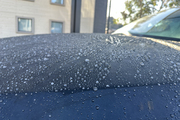 今朝は冷え込んで車の水滴が凍っていました！
