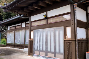 外壁塗装　茨城県行方市　トタンと漆喰壁塗装(養生)